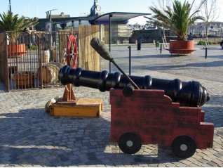 Canon 2.20m avec chariot, soirée à thème corsaire, livraison sur Rouen, Le Havre, Caen.