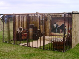 Prison marron, scénographie de pirates, mer, livraison sur toute la France, Cherbourg, Fougères