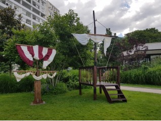 Location d'un pont de bateau comprenant son mat avec hune et voile pour décor thématique corsaire, Lamballe Vannes