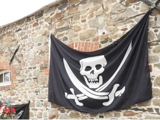 Drapeau pirate 2 épées, matériel déco pour soirée à thème corsaire, Reims Tours