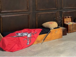 Drapeau pirate fond rouge en loc pour événement à thème corsaire, pirate, Vannes Saint-Brieuc